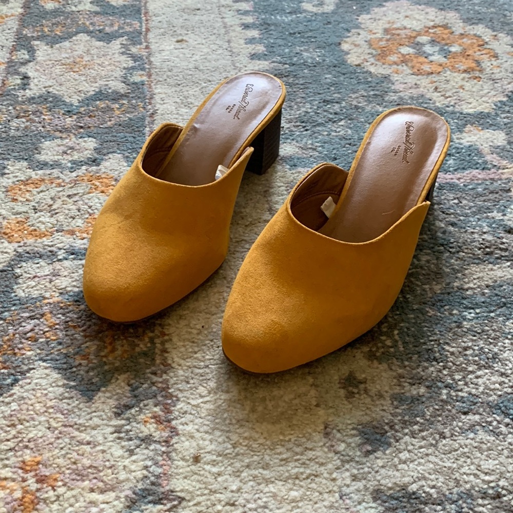 Yellow/gold mules/clogs - great neutral shoe - Universal Thread - size 7.5